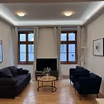 City Centre Apartment With Parking