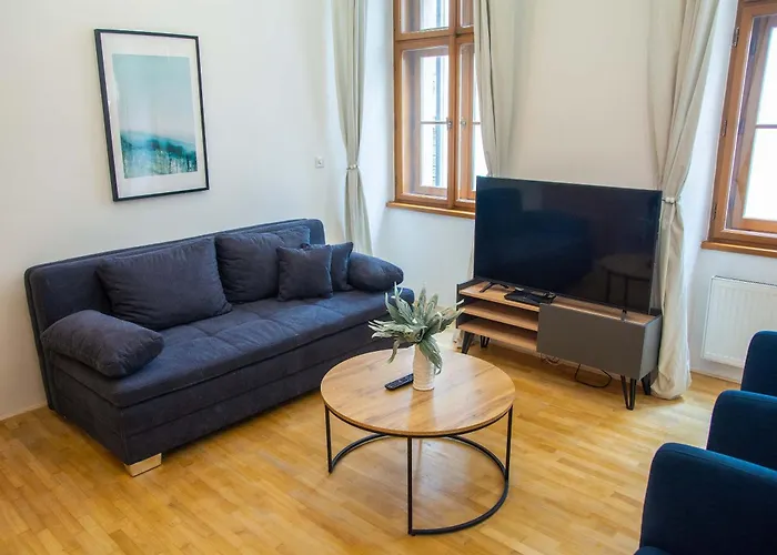 City Centre Apartment With Parking